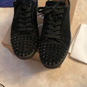 Christian Louboutin  - Säljer mina loubs sick 8/10 anledning varför jag säljer är att dom har blivit liten. 