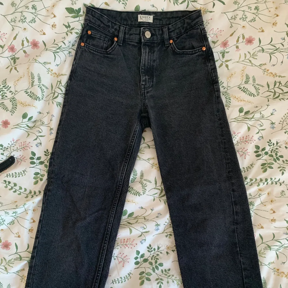 Svarta ”urtvättade” jeans från Lindex i nyskick. Modellen heter Betty och är i storlek 34. Lite för korta för mig som är 166cm. Jeansen är 68cm  i innerbenslängd. Nypris 399kr. Hör av dig om du har några frågor. . Jeans & Byxor.