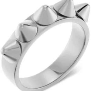 silver edblad ring i storlek 16,0, har inte kommit till användning säljer för 300 men kan tänkta mej och byta till guld🥰🥰