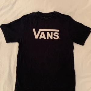 Vans t-shirt - Vans t-shirt i fint skick, storlek L men passar som en xs/s, priset kan diskuteras 💓