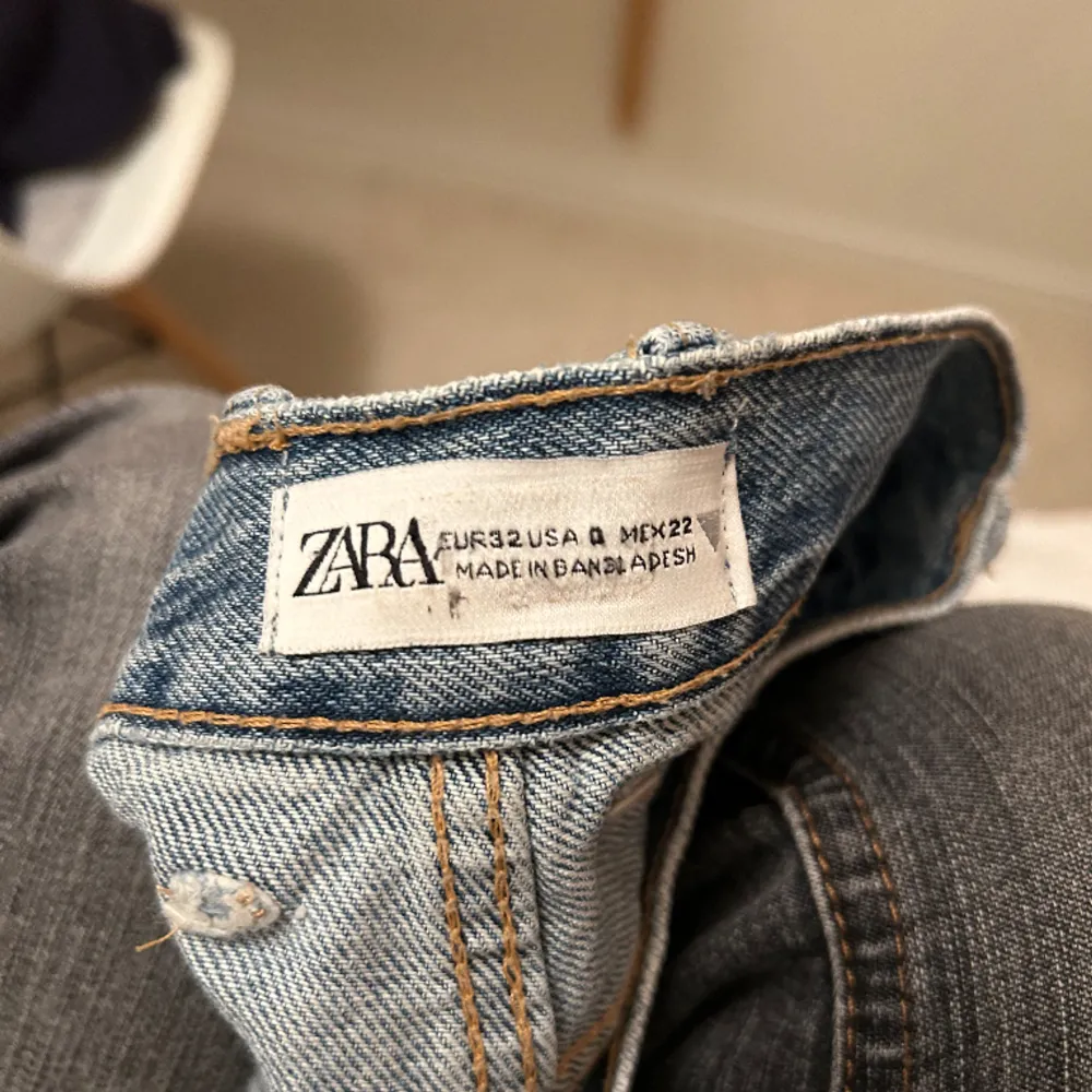 jättefina jeans short ifrån zara i storlek 32💕 Jättefina till sommaren men säljer dom då för att dom blivit för små🩷köp gärna med Köp nu🩷. Shorts.