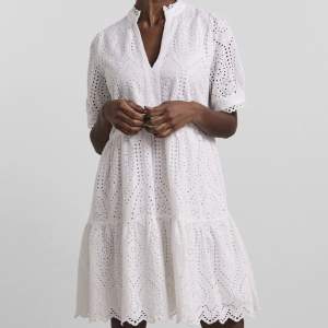 Säljer denna superfina vita klänning från YAS, den är perfekt för studenten. Säljer då den inte passade mig 🙌🏻