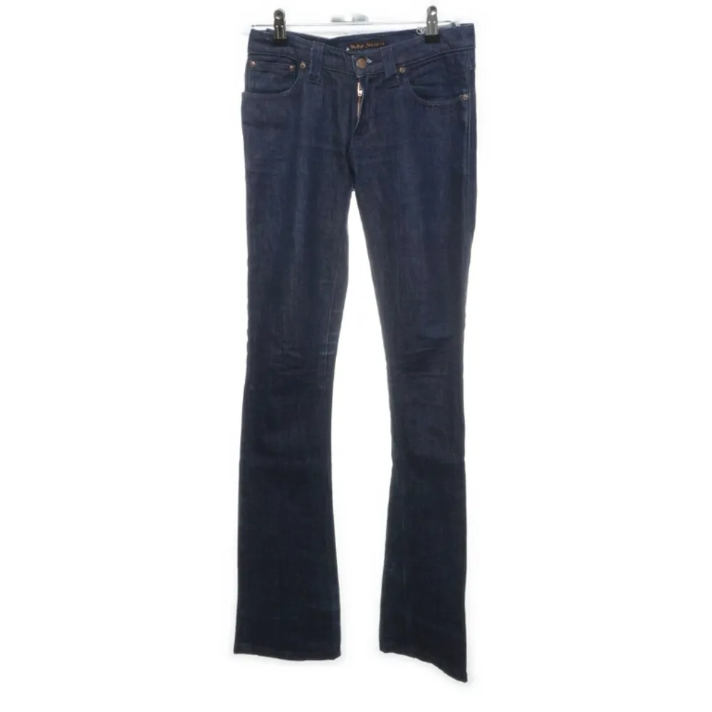 Hej! Säljer ett par snygga mörkblå Nudie Jeans, modell Narrow Boot Dry Clean Organic. Storlek W 26 L 34. Bara använda några gånger och i toppskick. Priset kan diskuteras men originalpriset ligger på 1600kr. Skriv vid funderingar!😊(lånade bilder). Jeans & Byxor.