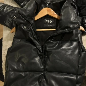 Fodrad väst Zara - Fodrad väst från Zara i storlek xs. Jättebra skick🩷