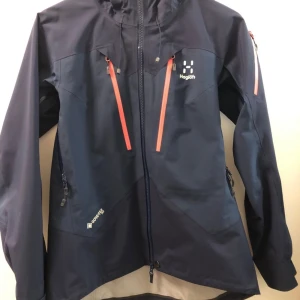 Haglöfs spitz woman jacket - Den bästa vind och skidjackan Haglöfs har att erbjuda. En present som inte passade. Jackan är utrustad med gore tex och recco.  Nypris 6287kr.  Modell: SPITZ JACKET WOMEN  Storlek: S (Dam)  Ytterligare läsning om jackan nedan: https://scandinavianout