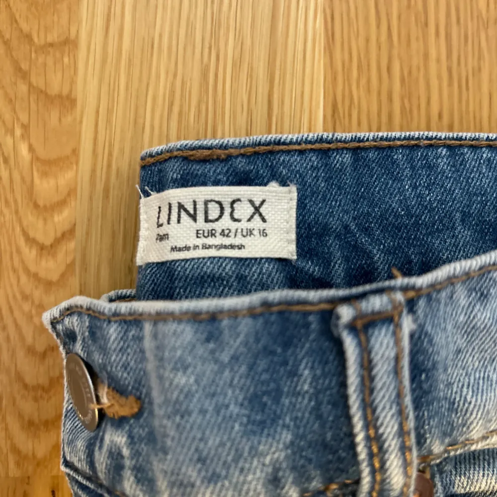 Högmidjade jeans i modellen ”pam” från Lindex. Fint skick och normal i storlek. . Jeans & Byxor.
