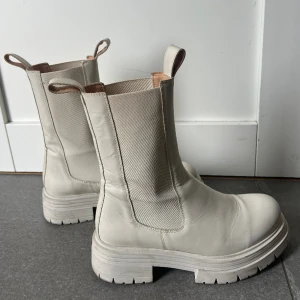 Boots  - Ett par super fina boots från KMB! Använda 1 gång och i super bra skick! 🫶🏼