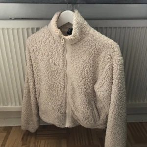 Teddyjacka  - Teddyjacka strl xs. Passar även en s. Älskad och använd, fläckar förekommer (behöver tvättas).