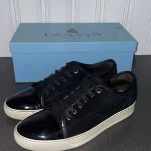 Lanvin skor  - Skick 8,5:10.   Storlek uk 9  storlek  43/44. Dessa skor är använda ett antal gånger men är i väldigt bra skick, blivit väl omhändertagna. 