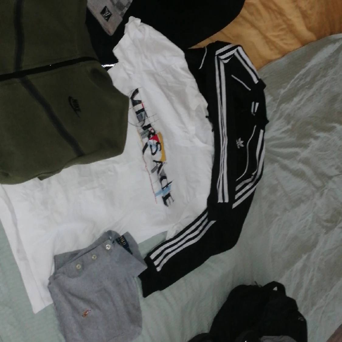 Blandade Märkeskläder, gröna nike tech byxorna ingår också - 90