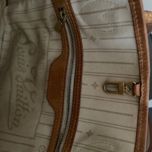 Louis Vuitton väska  - Fin äkta LV väska i bra skick. Mått 30x20 