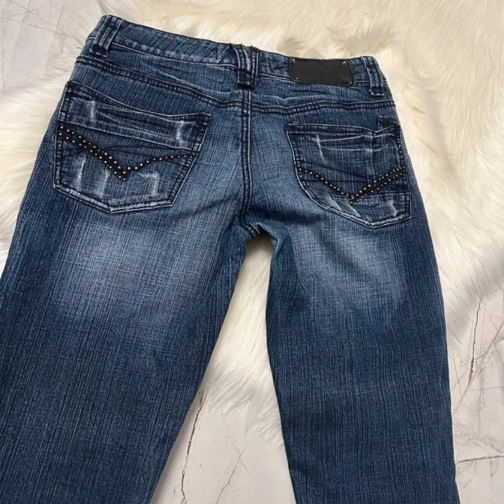 Sjukt snygga lågmidjade jeans med detalj på bakfickorna😍 Innerbenslängd: 67.5cm  Från midjan ner: 92cm  Midjemått rakt över: 38cm . Jeans & Byxor.