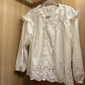 Säljer denna jätte fina blusen från zara - Säljer denna jätte fina blusen från zara. Har använt några gånger bra så i väldigt bra skick. Är i storlek 13-14 men passar Xs S . Säljer pga att den inte kommer till användning💕pris kan diskuteras vid snabb affär 