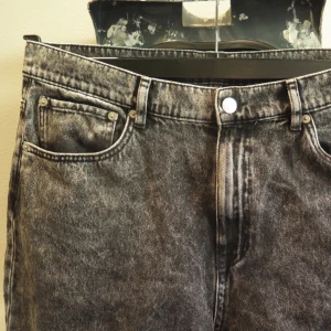 Nya jeans från Lindex - Nya melerade jeans från Lindex, endast testade ett fåtal gånger. I väldigt gott skick.  100% bomull  Vill du ha fler bilder skickar jag gärna det! 