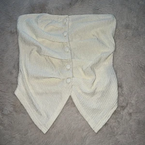 Topp - Nyskick. Prislapp kvar. Normal i storleken 