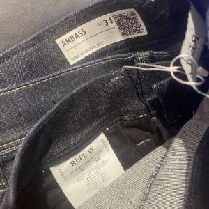 Blåaa Replay herr jeans i storlek L. Helt nya och oanvända.     Nypris 1799kr. Pris kan också diskuteras.   Skriv för mer info.