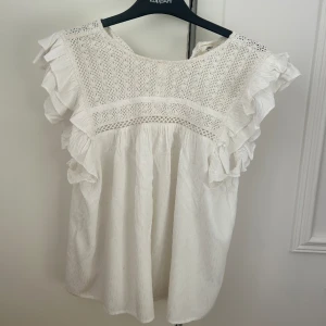 Volang blus - Säljer denna jätte vackra vita volangblus från märket ”Object” då den tyvärr inte kommer till användning längre💕 den är perfekt till olika många olika tillfällen som t.ex midsommar☺️ nypriset var 600kr så jag säljer för 350kr💕