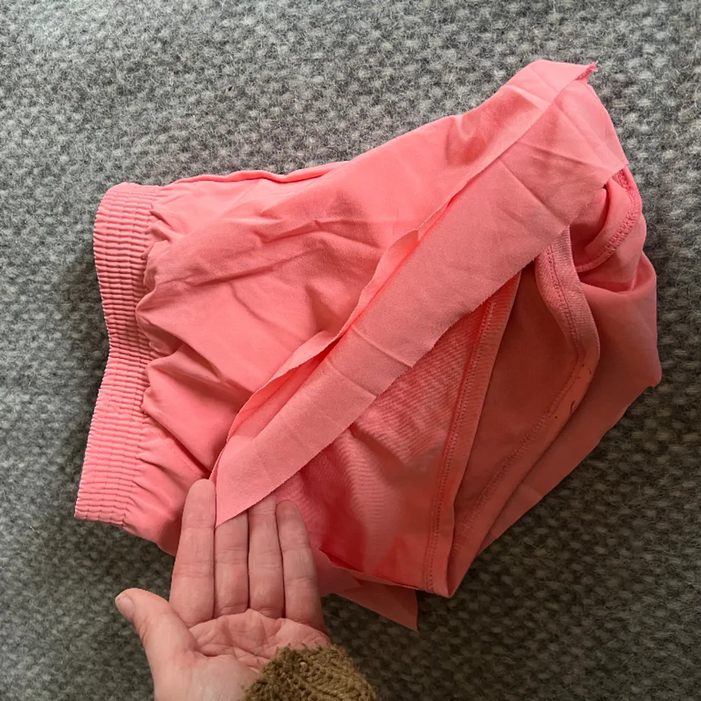 Aprikos/rosa träningsshorts med volanger. Använda fåtal gånger, så fint skick! Storlek S. Jeans & Byxor.
