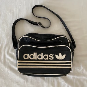Snygg adidas datorväska axelremsväska  - Så snygg men inte så bra skick, se bilderna. 