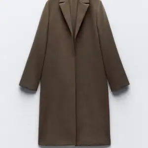 Säljer denna kappa ifrån zara då den aldrig kommit till användning! Tyvärr ingen prislapp kvar men jackan är enbart testad! 💗