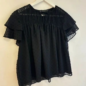 Trendig blus Zara - Gullig och supertrendig volangblus från zara med prickar!! Superfint skick, är storlek M men något liten i storlek! Andra och  bilden är lånad🫶🏻 Skickar gärna fler bilder om så önskas💞 