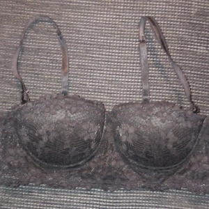 Svart Oanvänd bh  - Svart Oanvänd bh. Stl 75B. 