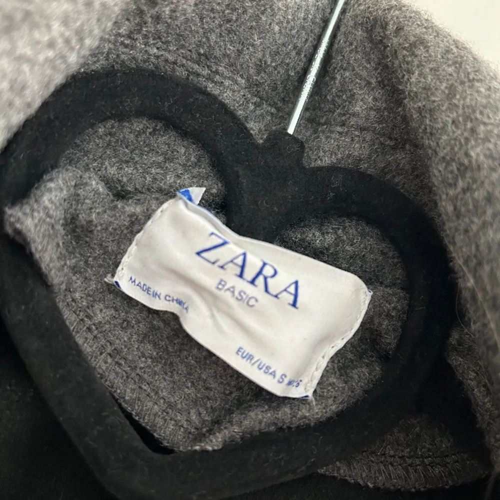 Kort kappa från Zara, använd fåtal gånger . Jackor.