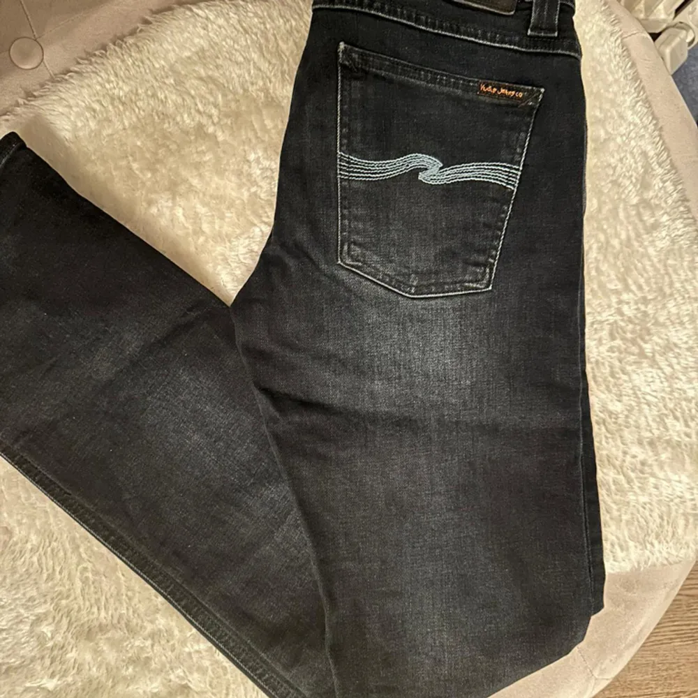 Ett par feta nudie jeans som är helt fläckfria. Skick:9:10 Storlek: W33 L34 Men sitter som L33 Färg: mörkblå/svart  Nästan helt nya. Ny pris 1600kr. Jeans & Byxor.