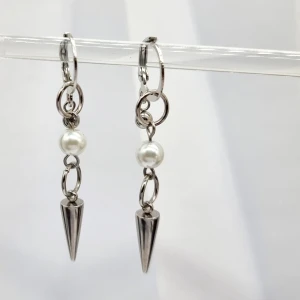 Handgjorda örhängen  - Handgjorda örhängen●Följ :@ekjewelryofficial🤲 ● 💎Material-pärlor  och 100% rostfritt stål ●Örhängeskrokar -rostfritt stål. Nickel fri. Längd -5cm.  Vattentåliga, ändrar inte färgen! Köp för 1st-80kr eller 100kr/paret