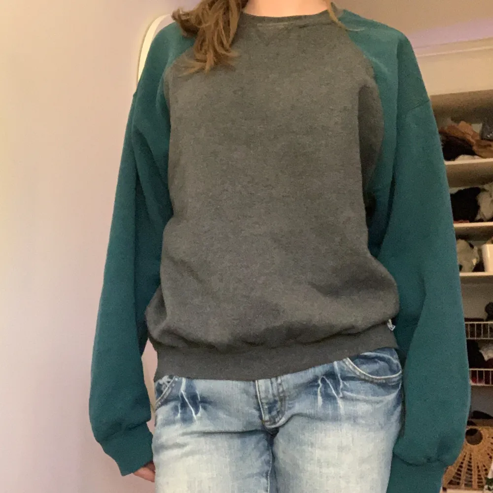 Säljer denna sweatshirt som jag köpt second hand. Så fin och i bra skick, passar oversized på mig som har strl S. Skriv vid frågor!!. Tröjor & Koftor.