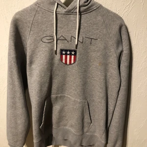Gant tröja Storlek M - Storlek M, bra skick och äkta men finns dock en fläck på tröjan (se bild).