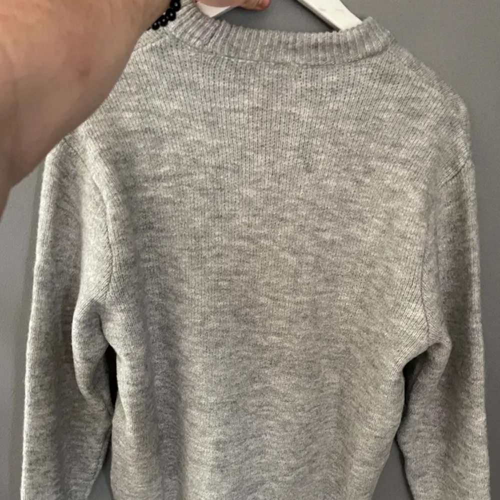 Snygg, tjock och varm tröja från Zara i storlek Small. Helt ny och oanvänd. Skicka om du vill ha fler bilder. Pris kan diskuteras! . Stickat.