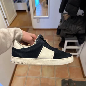 Valentino Flycrews  - Tjenare, säljer dessa Valentino Flycrews, de är i skicket 9/10, sparsamt änvända. Allt OG med följer, kvitto, box, skosnören, dustbag. Hör av dig vid minsta fundering. Vi tar emot byten.