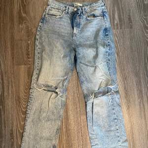 Säljer nu mina populära Gina jeans då de inte kommer till användning längre. Stolek 38 men skulle passa en 36 också. Inga defekter. Nypris 499kr säljer för 150kr