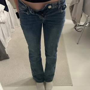 H&M populära lågmidjade flare jeans  klippt och sytt till längden 152 kan mäta bättre 🥰  slutsålda på hemsidan