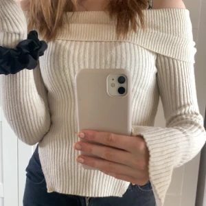 off shoulder tröja - Säljer min fina off shoulder tröja ifrån gina, köptes här på Plick i höstas i väldigt fint skick, men då den ej används så säljs den nu vidare💕