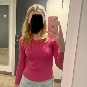 Rosa tröja - Fin rosa tröja köpt på sellpy för något år sedan. Använd få gånger och säljer för att det inte är min stil längre☺️
