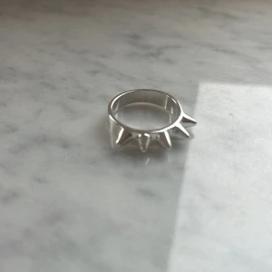 En silver ring från Kappahl  - Ringen har inte använts en och är i storlek M
