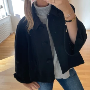 Kort kappa  - Kort kappa med trekvartärm, super snygg & helt oanvänd ❣️ passar xs-m