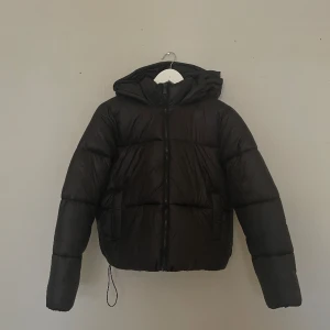 PUFFERJACKA - Helt ny puffer! Endast provad en gång. Från asos. Varm och mysig, lite kortare modell! 