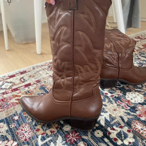 Cowboy boots - Skitsnygga trendiga cowboy boots från strandivarius! Perfekta till sommaren så som vintern! 