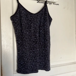 pyjamas linne ifrån lindex🩷 - pyjamaslinne med blommigt mönster och justerbara axelband🩷 linnet är i storlek S🩷 finns ej i lindex utbud längre och pris kan självklart diskuteras🩷