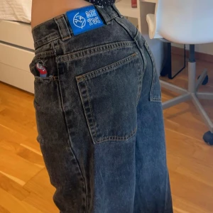 Big boys - Säljer mina älskade big boys. Har världens bästa passform och funkar för nästan allt. Har en svart wash.  Som man ser på bild nmr 2, så finns det ett litet hål precis över huvudet på loggan vid fickan. Storlek xxs men passar mig som har S/M