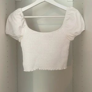 Topp - Fin vit topp från Hollister. Använd enstaka gånger och har inga defekter.
