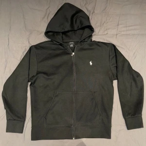 Ralph lauren zip hoodie - Bra skick. De är en ralph lauren zip hoodie som tyvärr inte är äkta därför priset. Storlek M och passar M. Skriv för mer frågor!
