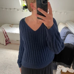 Marinblå stickad tröja 💙 - Super fin stickad tröja från Gina i storlek s aldrig använd så helt i nyskick! Säljer för 110 kronor priset är diskuterbart, den sticks ej och sitter super fint! 💙