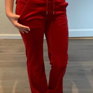 Juicy byxor  - Jag säljer mina juicy byxor i storlek XXS men passar även XS, använda några få gånger bara så jätte fint skick, säljer pågrund av att jag inte använder längre💕
