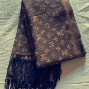 Louis Vuitton halsduk - Säljer denna Louis Vuitton halsduk , bra skick. Använd några gånger💗