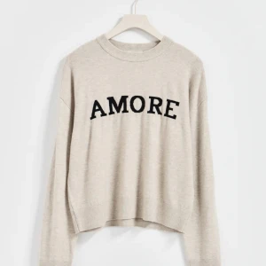 Beige tröja med texten 'AMORE' - Jättefin tröja ifrån gina💕💕Knappt använd, kontakta om du har fler frågor. Perfekt för hösten🍁