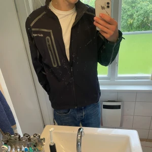 Helly Hansen vindjacka - Säljer denna helly Hansen vindjacka. Inga defekter eller skador och minimalt använd  Storlek M  